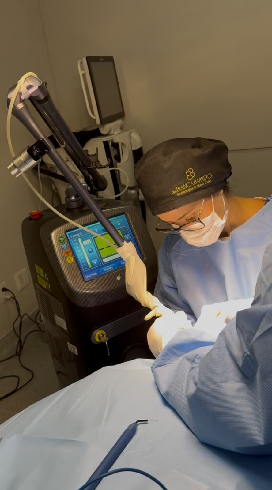 Dra. Bianca Barreto operando em ambiente cirúrgico com acompanhamento anestésico e tecnologia a laser