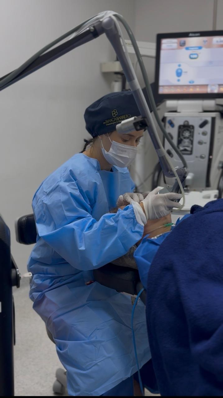 Dra. Bianca Barreto operando blefaroplastia com tecnologia a laser de CO2