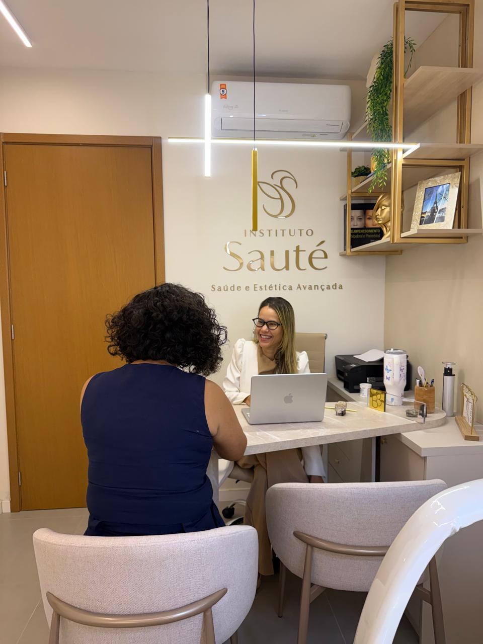 Dra. Bianca Barreto em consulta no Instituto Sauté em Salvador