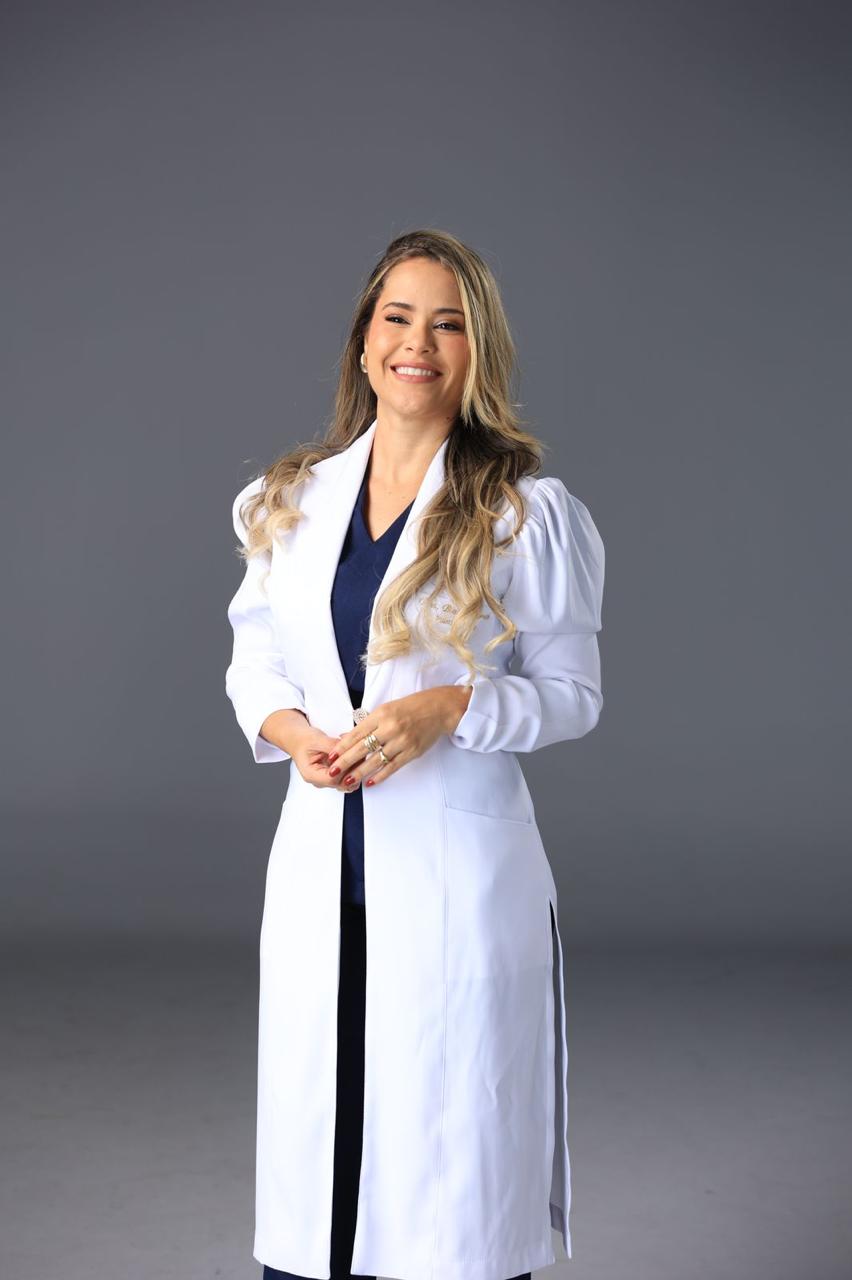 Dra. Bianca Barreto de jaleco no Instituto Sauté em Salvador