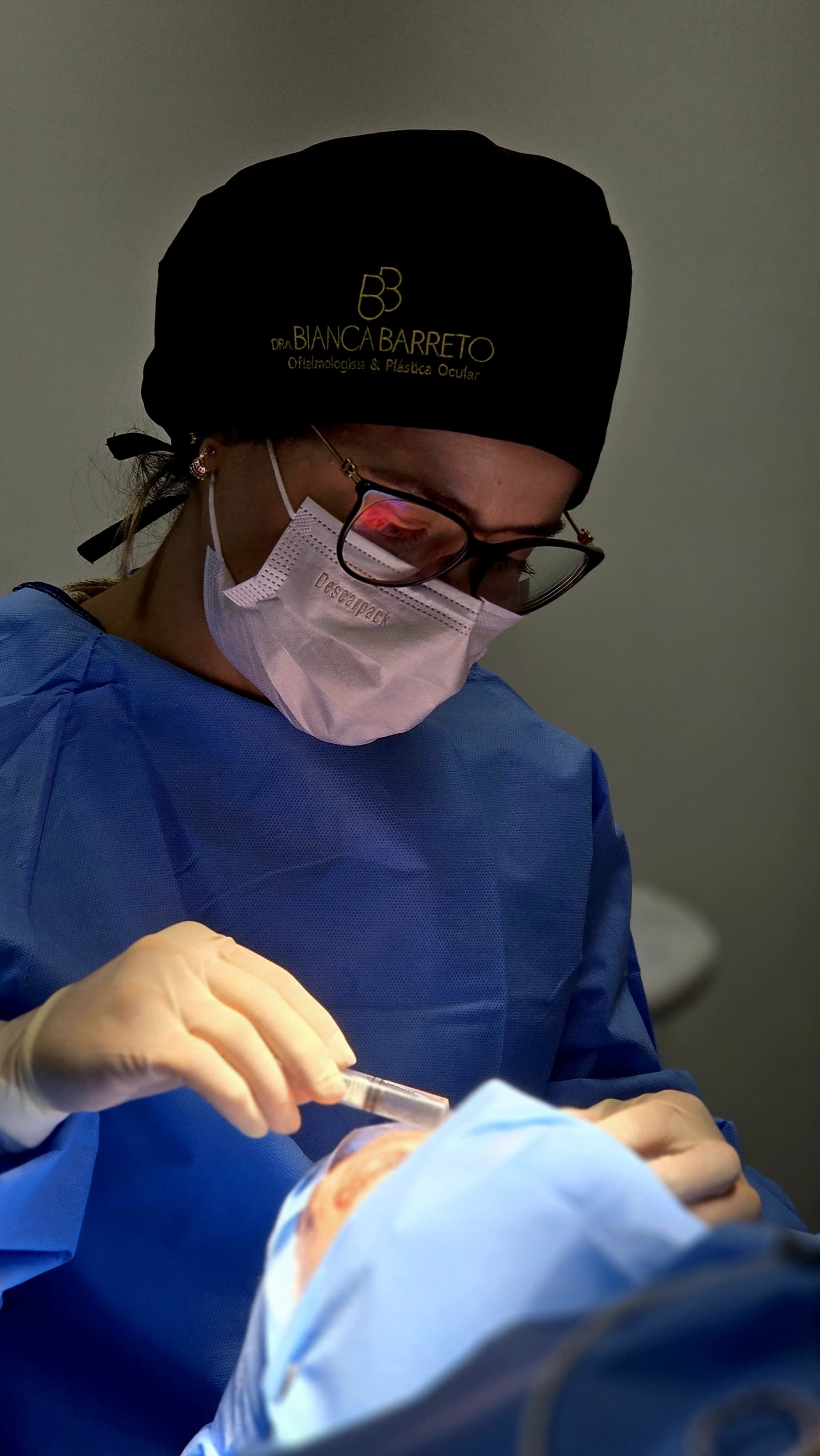 Dra. Bianca Barreto operando Blefaroplastia com Laser de CO2
