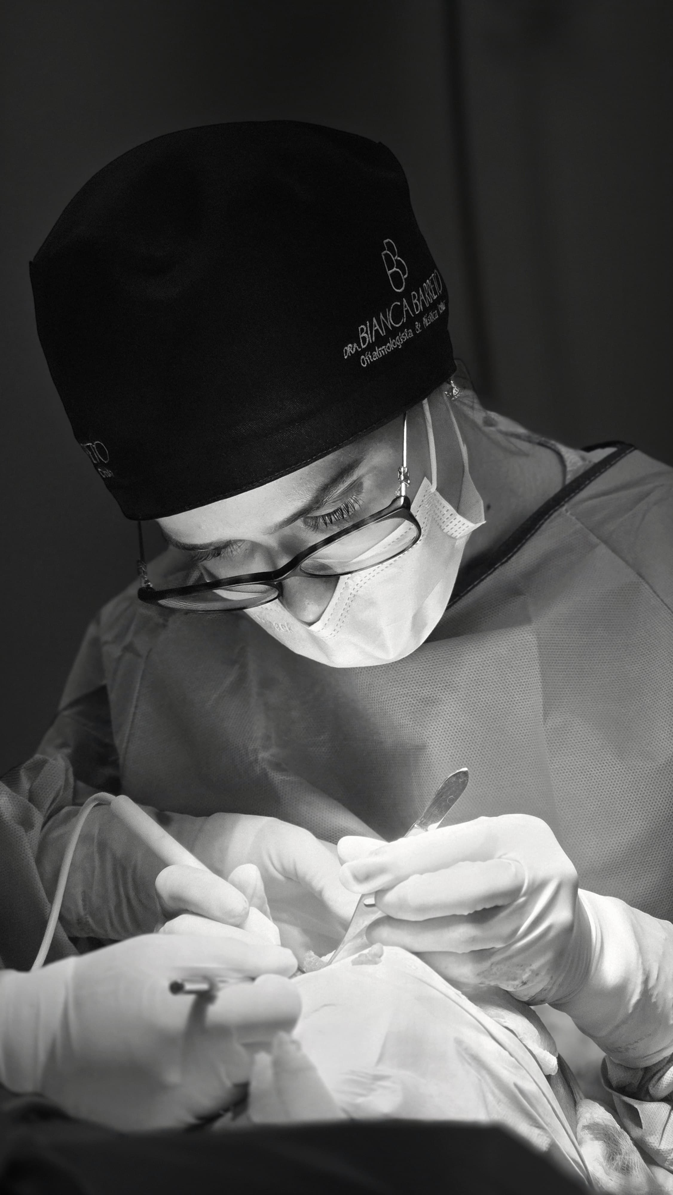 Dra. Bianca Barreto realizando cirurgia plástica ocular em centro cirúrgico