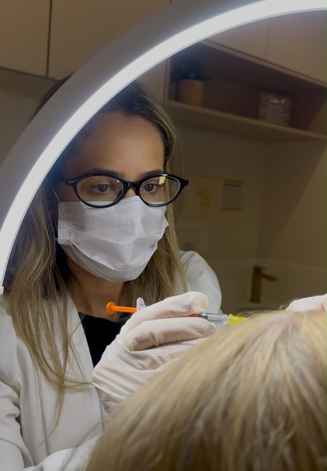 Dra. Bianca Barreto realizando aplicação de toxina botulínica no consultório