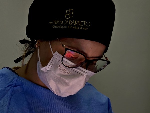 Dra. Bianca Barreto operando em centro cirúrgico com foco de laser